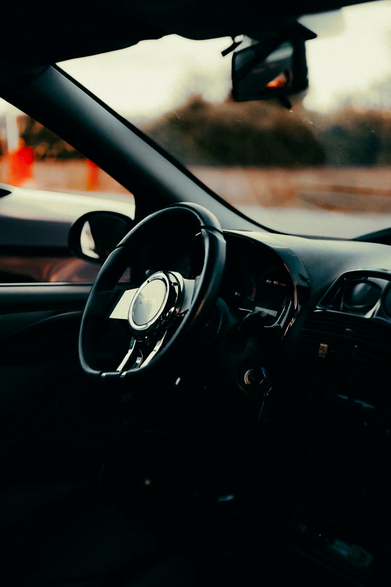 Cockpit mit Lenkrad im Abendlicht
