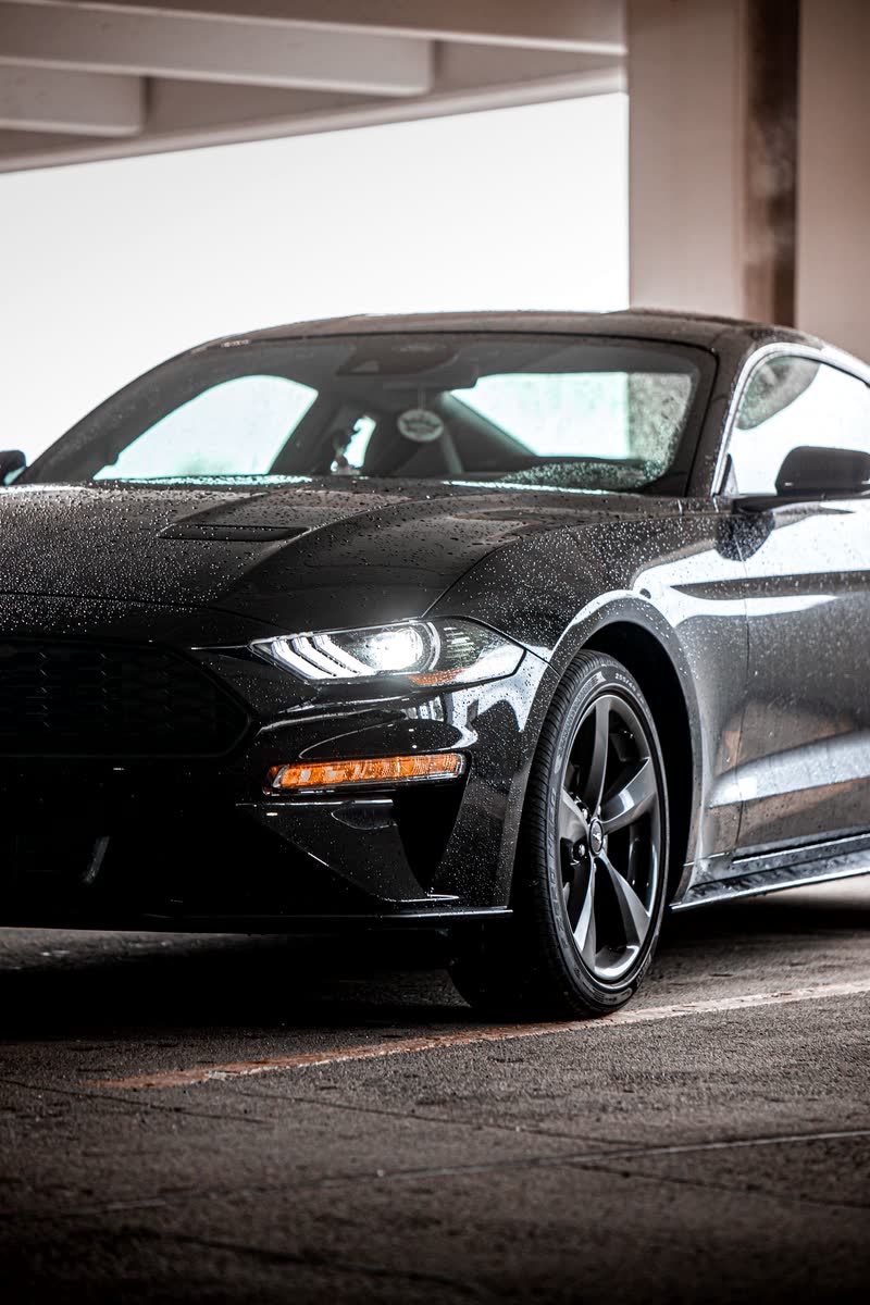 Muscle Car mit Regentropfen im Parkhaus